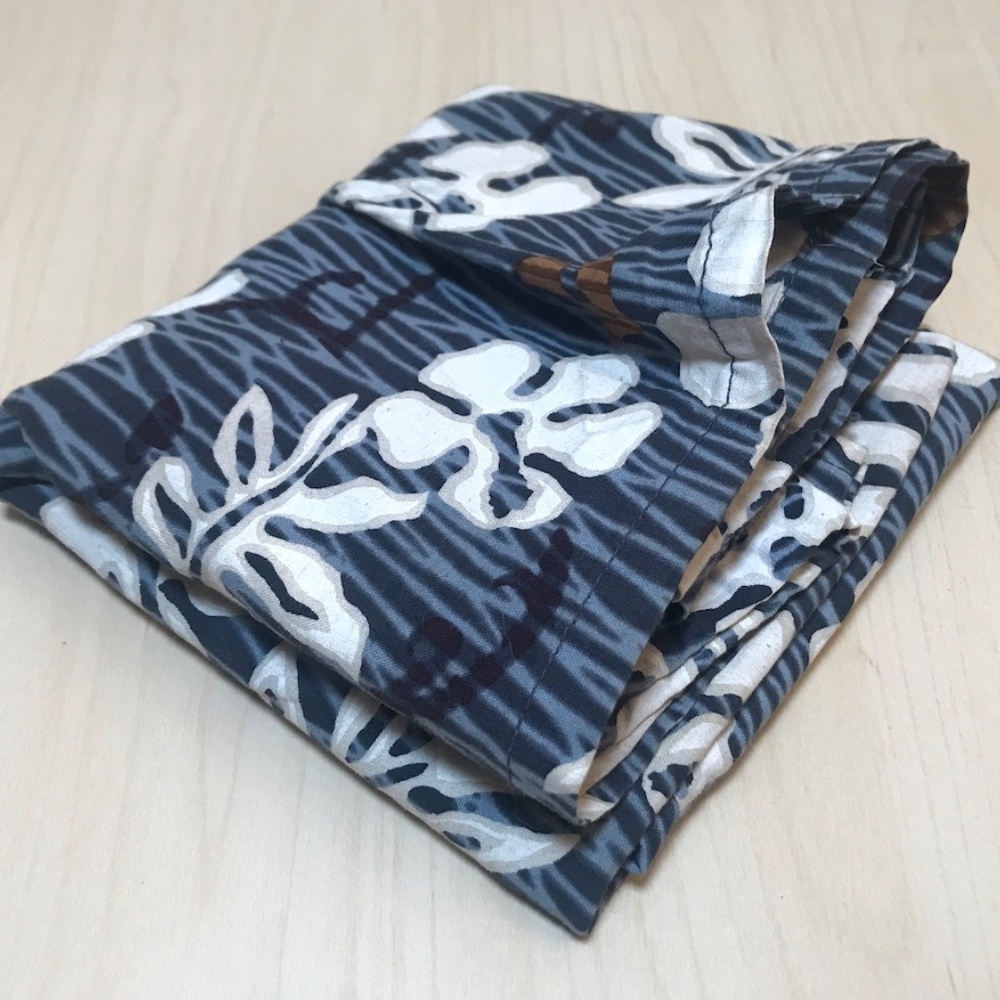 Island Skirt. Side Slits. Blue & White Hawaiian Design. Like s size 6. GUC